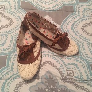 Women’s flats cream lace and brown trim